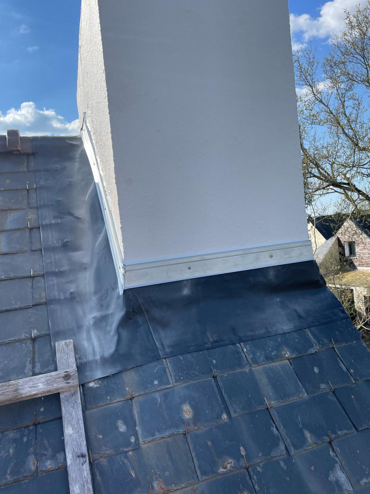 Pose d'un solin - Cheminée blanche - toiture en ardoises