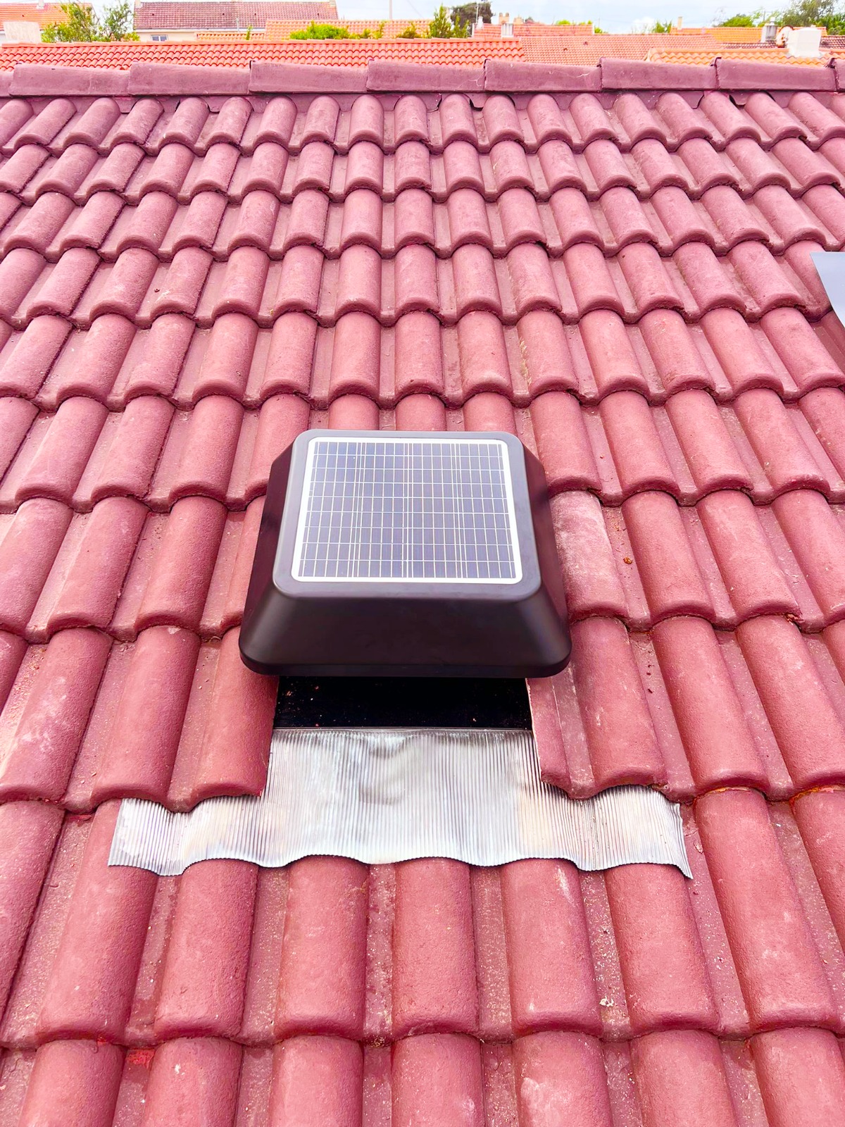 Installation extracteur d'air solaire - Toiture en tuiles